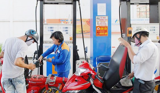 Khách hàng đổ xăng tại cây xăng Petrolimex trên đường Kinh Dương Vương, quận 6, TPHCM. Ảnh: CAO THĂNG