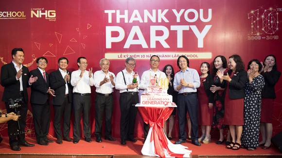 Lãnh đạo NHG - iSchool và Ban Giám hiệu hát mừng sinh nhật iSchool 10 tuổi