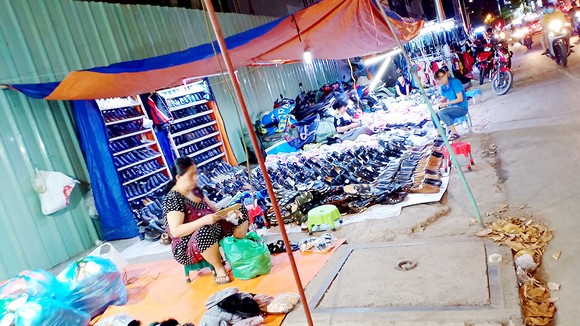 Đến hạn cam kết, lòng lề đường vẫn ngổn ngang
