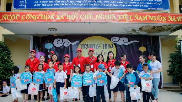 Tặng quà trung thu cho trẻ em tại xã miền núi Hòa Phú (Hòa Vang, Đà Nẵng)