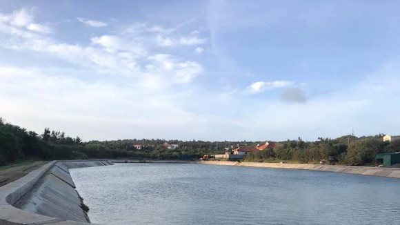 Hồ chứa nước nằm sát trường học, khu dân cư nhưng không có rào chắn nên đã xảy ra vụ tai nạn thương tâm.