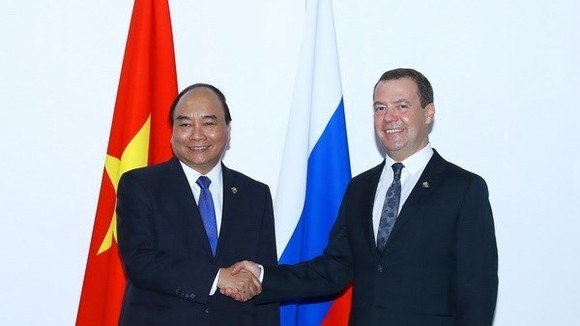 Prime Minister Nguyen Xuan Phuc (L) and his Russian counterpart D.A.Medvedev (Source: VNA)