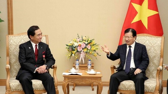 Deputy Prime Minister Trinh Dinh Dung (R) received Governor of Japan’s Kanagawa prefecture Yuji Kuroiwa in Hanoi on November 16 (Photo: VNA)