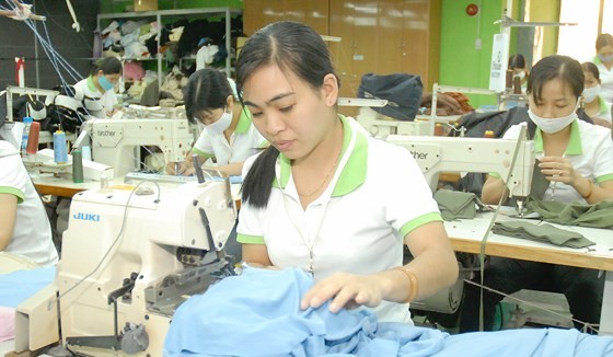Workers at Phuong Dong garment firm (Photo: SGGP)