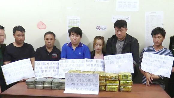 Các đối tượng và tang vật ma túy đá, heroin bị lực lượng chức năng bắt giữ