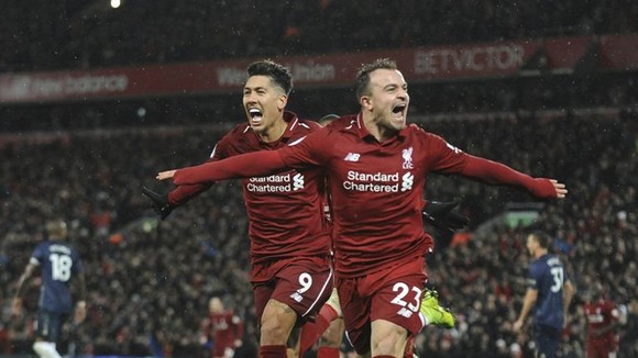 Xherdan Shaqiri (phải) với cú đúp đưa Liverpool bay cao trên ngôi đầu. Ảnh: AP