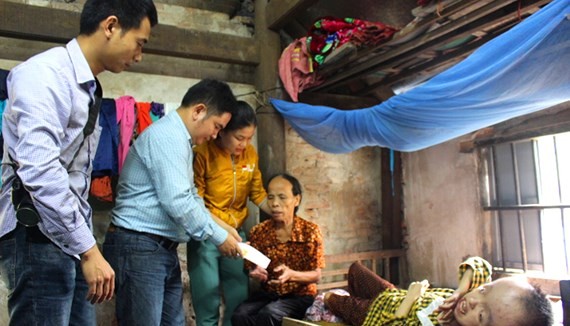 Đại diện Báo SGGP trao số tiền 9,6 triệu đồng của bạn đọc cho bà Trần Thị Hồng ở thôn Lam Long, xã Xuân Hải, huyện Nghi Xuân, tỉnh Hà Tĩnh