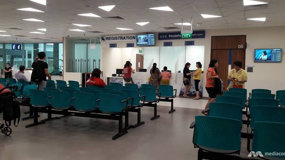 Bệnh nhân tại một phòng khám đa khoa thuộc hệ thống SingHealth ở Singapore. Ảnh: MEDIACORP