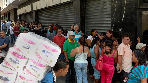 Ngoài khủng hoảng năng lượng, Venezuela đang bị thiếu hụt lương thực và giá cả tăng vọt. Ảnh: GETTY