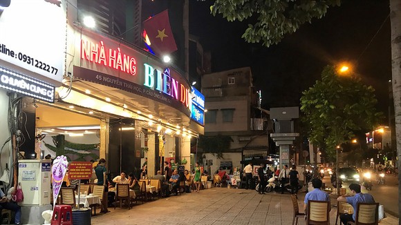 Vỉa hè trên đường Nguyễn Thái Học (quận 1) đã thông thoáng cho người bộ hành
