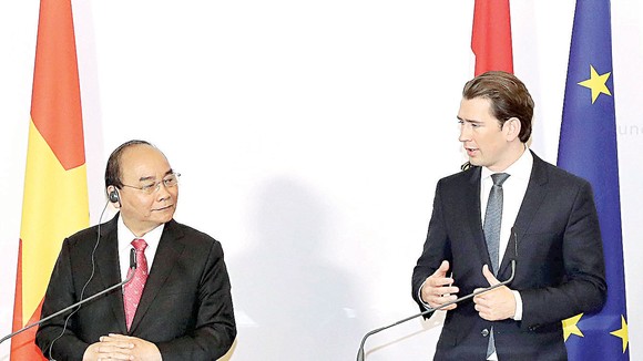 Thủ tướng Nguyễn Xuân Phúc với Thủ tướng Áo Sebastian Kurz gặp gỡ báo chí sau hội đàm. Ảnh: TTXVN