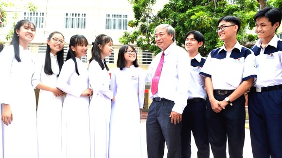 Thầy Bùi Trí Hiệp, Hiệu trưởng Trường THPT Mạc Đĩnh Chi (quận 6) cùng các học trò