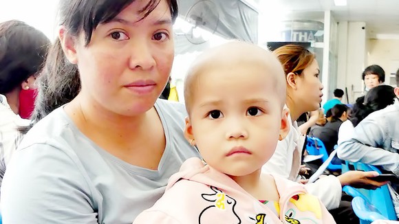 Bé Nguyễn Ngọc Gia Hân mắc phải chứng bệnh lạ nổi hạch khắp cơ thể