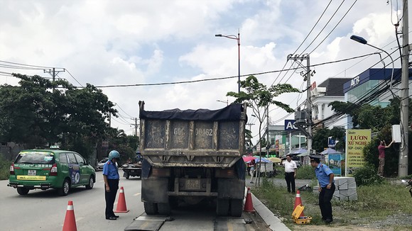 Xe tải trọng lớn vừa đi vào giờ cấm, đường cấm vừa chở quá tải