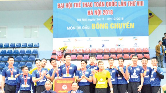 Ông Lê Hữu Hoàng - Chủ tịch HĐTV Công ty TNHH Nhà nước MTV Yến Sào Khánh Hòa (bên phải, hàng đầu) trao HCV cho đội bóng chuyền nam Sanest Khánh Hòa