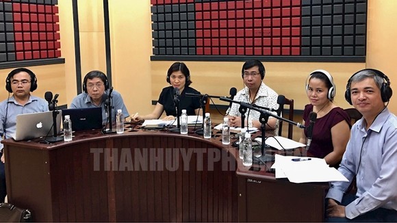 Các khách mời tham gia chương trình đối thoại ngày 26-5. Ảnh: thanhuytphcm.vn