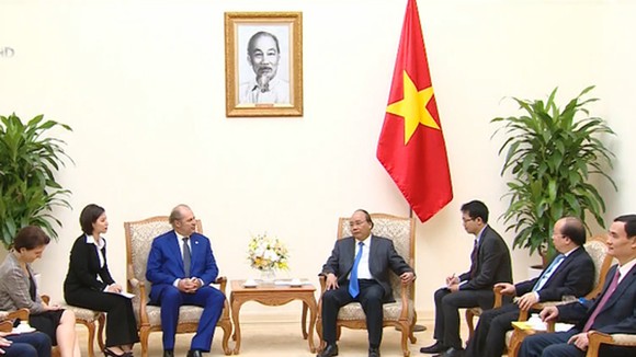 Thủ tướng Nguyễn Xuân Phúc tiếp ông Philippe Donnet. Ảnh: VTV