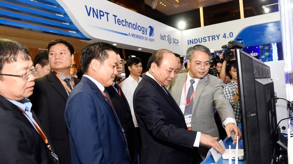 Lãnh đạo VNPT giới thiệu những giải pháp, sản phẩm công nghệ mới của VNPT với Thủ tướng Chính phủ Nguyễn Xuân Phúc và các quan khách tại sự kiện Industry 4.0 Summit 2018