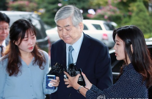 This photo taken on Sept. 20, 2018 shows Hanjin Group and Korean Air Lines Co. Chairman Cho Yang-ho walking into the Seoul Southern District Prosecutors' Office for questioning on a slew of alleged irregularities. (Yonhap)