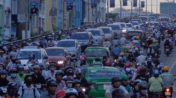 Heavy traffic on Kênh Tẻ Bridge connecting HCM City’s districts 4 and 7. — VNS File Photo.