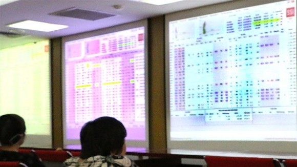 Investors follow transactions at Saigon Securities Inc (SSI) in Hà Nội. — VNS Photo Đoàn Tùng