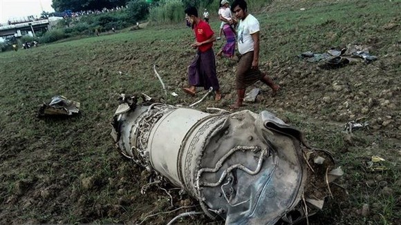 The scene of the military jet fighters crash in the central Magway region, Myanmar, on October 16 (Photo: AFP/VNA)