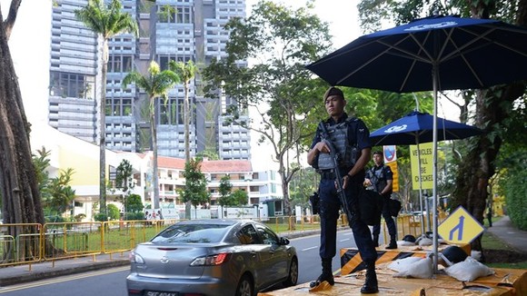 Police officers stand guard on a road in Singapore to ensure security for the 33rd ASEAN Summit and related summits (Photo: AFP/VNA)