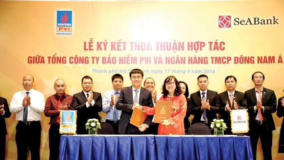 Ông Trương Quốc Lâm - Tổng Giám đốc Bảo hiểm PVI và bà Lê Thu Thủy - Tổng Giám đốc SeABank ký kết hợp tác