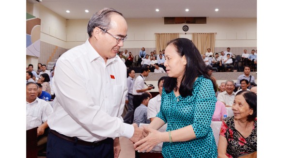 Đồng chí Nguyễn Thiện Nhân thăm hỏi cử tri quận 4. Ảnh: VIỆT DŨNG