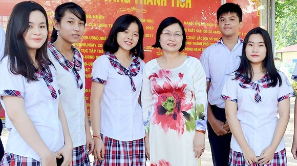 Cô Trần Thị Huyền, Giám đốc Trung tâm Giáo dục thường xuyên quận 12, cùng học sinh trong giờ ra chơi