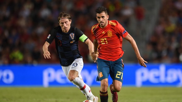 Suso Hernandez (Tây Ban Nha, phải) đi bóng qua Luka Modric (Croatia)