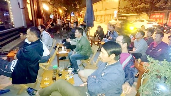 Giải bóng đá World Cup thu hút sự theo dõi của đông đảo người hâm mộ Việt Nam qua tivi. Ảnh: VÂN KHANH
