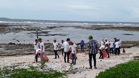 Chiến dịch làm sạch biển ở Lý Sơn.