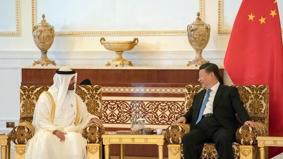 Hoàng thái tử Abu Dhabi Sheikh Mohammed bin Zayed Al Nahyan (trái) và Chủ tịch Trung Quốc Tập Cận Bình tại cuộc gặp ở Abu Dhabi của UAE ngày 19/7. (Ảnh: AFP/TTXVN)