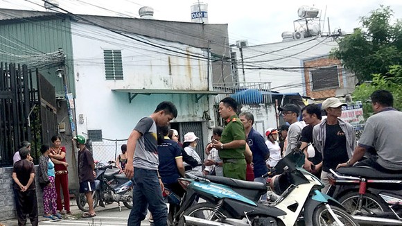 Công an có mặt ở hiện trường. Ảnh: ĐAN NGUYÊN