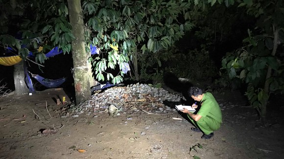 Công an khám nghiệm hiện trường. Ảnh: CHÍ PHƯỚC