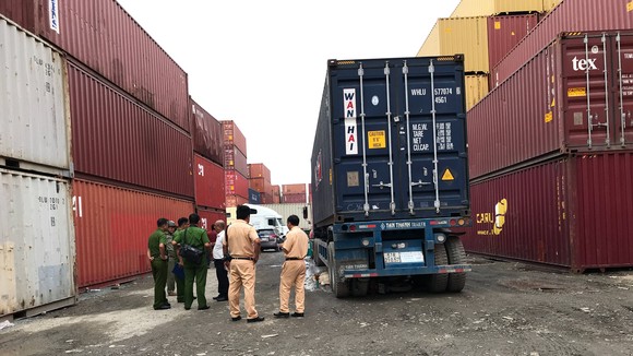 Công an khám nghiệm hiện trường. Ảnh: ĐAN NGUYÊN