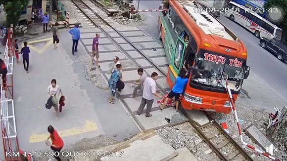 Xe khách suýt đâm tàu hỏa khi đâm xuyên rào chắn