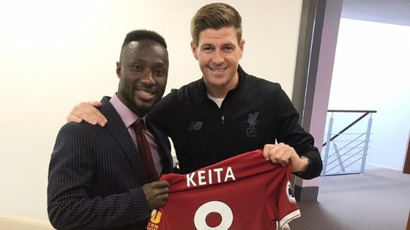 Naby Keita được thần tượng Steven Gerrard trao áo đấu.