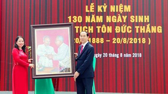 Chủ tịch nước Trần Đại Quang tặng bức tranh "Bác Hồ- Bác Tôn" cho tỉnh An Giang