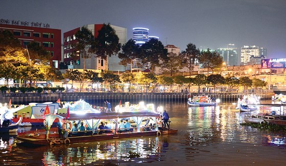 Cruise boats traveling along the Nhieu Loc - Thi Nghe Canal (Photo: Viet Dung)