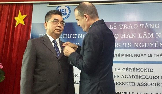 Consul General of France in HCM City Vincent Floreani presents Order of Academic Palms of France to Assoc. Prof. Dr. Nguyen Ngoc Dien. (Photo: Sggp)