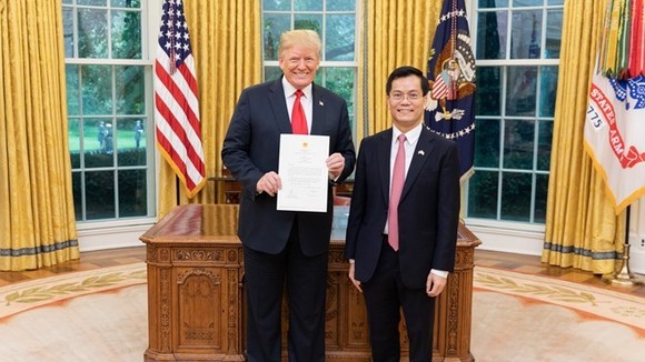 Vietnamese Ambassador Ha Kim Ngoc (R) presents his letter of credentials to US President Donald Trump (Source: VNA)