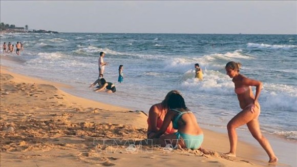 Foreign visitors get relaxed at Duong Dong beach in Phu Quoc on the National Day holiday. (Photo: VNA)