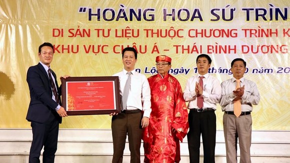 The certificate recognising 'Hoang Hoa su trinh do' (The Envoy’s Journey to China ) as part of documentary heritage in Asia and the Pacific under UNESCO’s Memory of the World Programme is presented on October 16 (Photo: VNA)