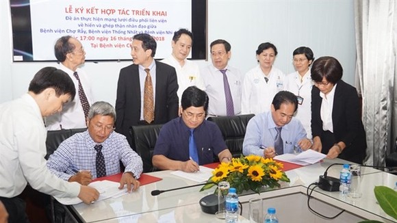 Cho Ray Hospital, Thong Nhat Hospital and the Paediatrics Hospital No 2 sign an agreement on October 16 to collaborate in allocation of donated kidneys for transplant in children.(Photo: VNA)