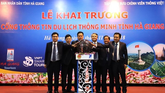 Leaders of Ha Giang and VNPT launch the tourism website and mobile app on November 8 (Photo: VNA)