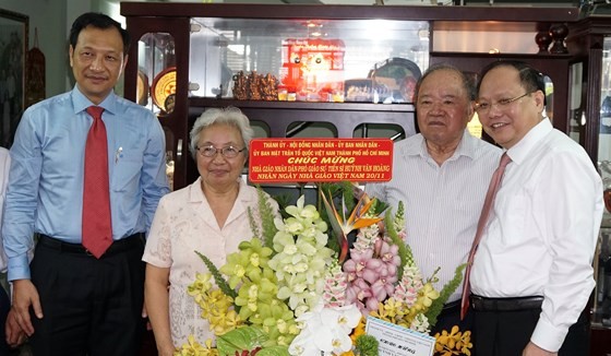 A delegation of Ho Chi Minh City leaders led by Deputy Secretary of the Ho Chi Minh City Party Committee Tat Thanh Cang visits Associate Professor Dr. Huynh Van Hoang. (Photo: Sggp)