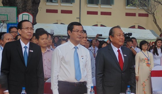 Attending at the ceremony are Permanent Deputy Prime Minister, Truong Hoa Binh (R ); Deputy Minister of Education and Training, Nguyen Van Phuc; and Permanent Vice Chairman of the Ho Chi Minh City People's Committee, Le Thanh Liem. (Photo: Sggp)