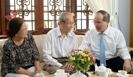 Secretary of the HCMC Party Committee Nguyen Thien Nhan (R ) and Prof. Dr. Tran Hong Quan